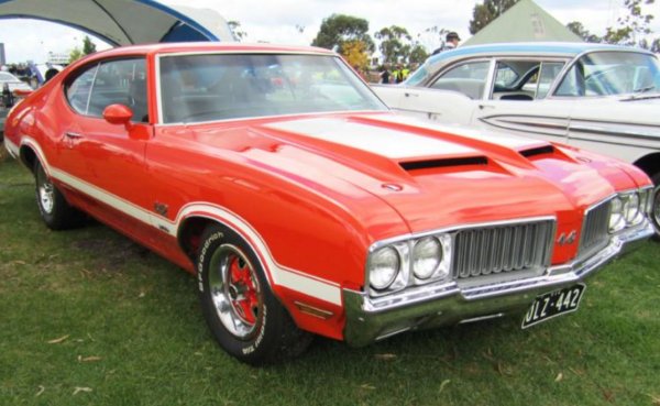 442 (който получава името си от своя карбуратор с четири цилиндъра, четиристепенна механична трансмисия и двойни ауспуси) е базиран на Cutlass и се превръща в гореща масъл машина за подразделението Oldsmobile. Тя споделя своята платформа с две други коли на GM, Chevy Chevelle SS и Pontiac GTO.

Малко известен факт: Актьорът Джеймс Гарнър се състезава с подсилен Oldsmobile 442 от 1970 г. в NORRA Mexico 1000 (предшественик на Baja 1000), където печели второ място в класа. Автомобилът е създаден от легендарния гуру на състезателните автомобили Baja Вик Хики и е спонсориран от производителя на гуми Goodyear. Автомобилът е реставриран и пуснат за продажба.
